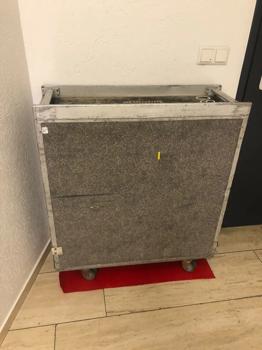 Rollcontainer mit Prüfgewichten auf einer Schutzmatte