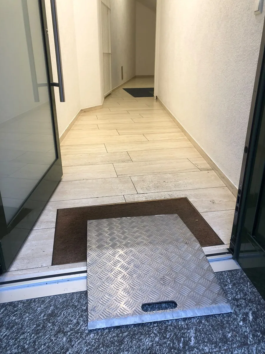 Schwellenrampe aus Aluminium an einem Hauseingang